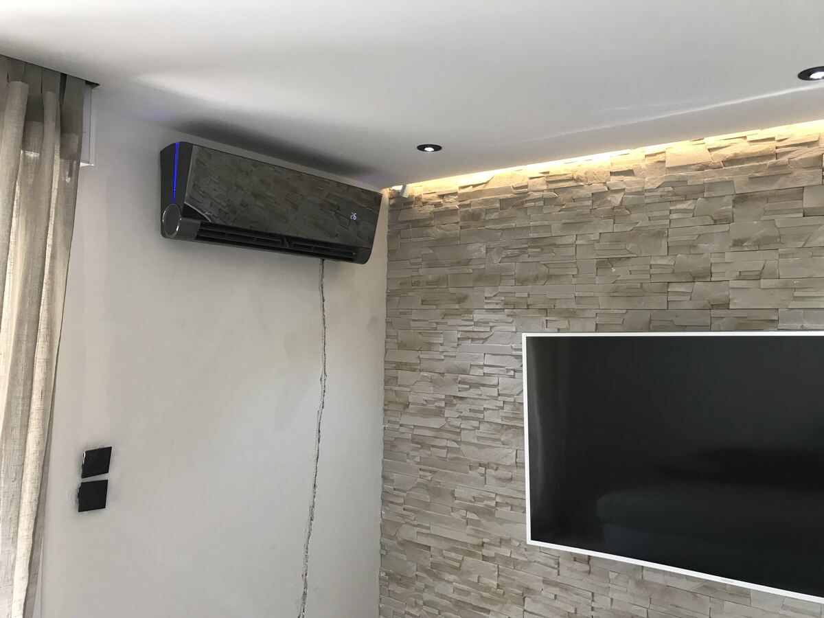 Climatisation murale installée dans un salon